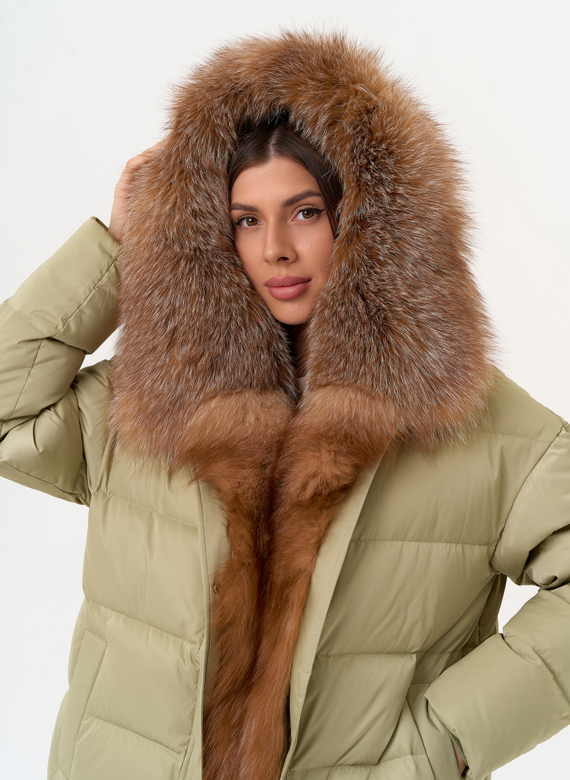 Женский пуховик с отделкой из меха рыжей лисы