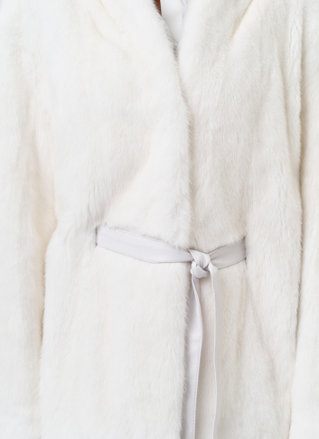 Короткая шуба из норки белого цвета