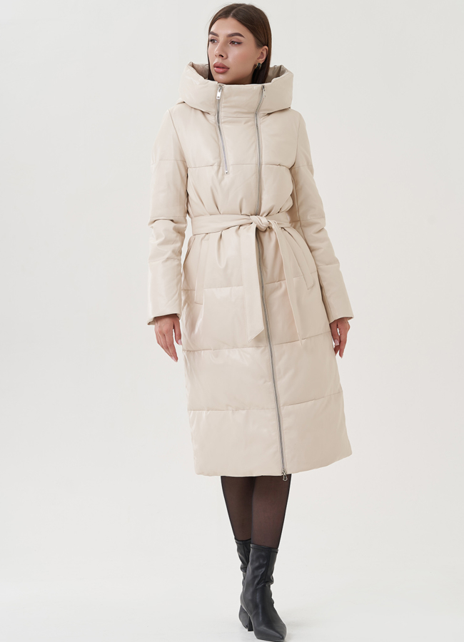 Пуховик из эко кожи молочного цвета с капюшоном модель № 25711 меха малина