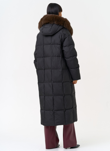 Женский пуховик черного цвета с капюшоном из меха песца