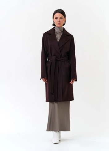 Женское пальто коричневого цвета с поясом