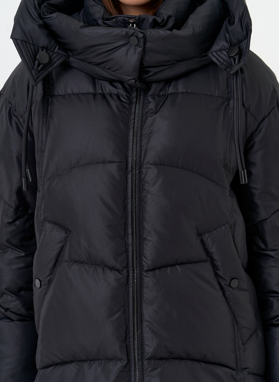 Женский пуховик черного цвета с капюшоном