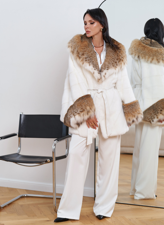 Женская белая шуба из меха норки с отделкой из меха рыси