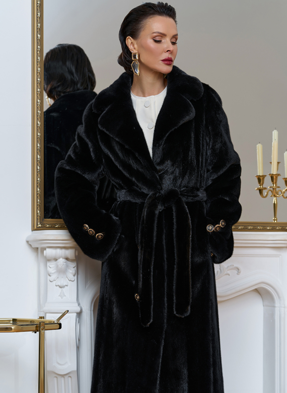 Шуба из меха норки с акцентными пуговицами