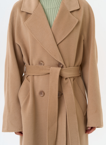 Женское двубортное пальто с поясом