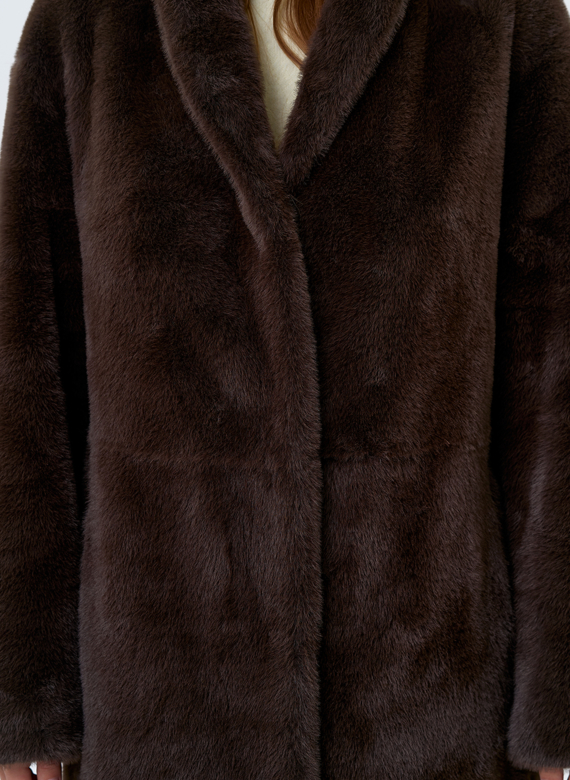 Длинное пальто из эко меха с декоративным поясом