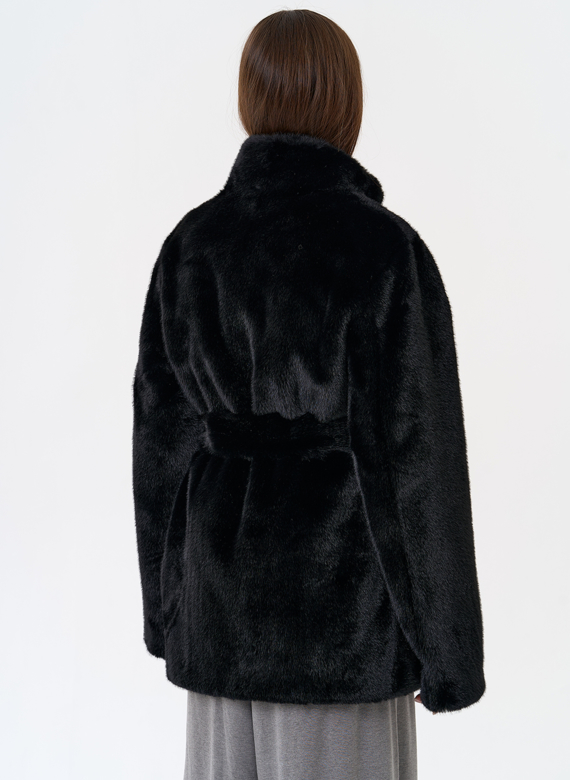 Женская шуба из эко меха в черном цвете