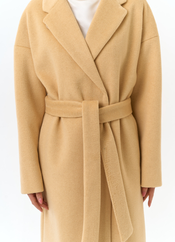 Женское пальто с английским воротником