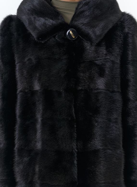 Шуба из норки с капюшоном черного цвета