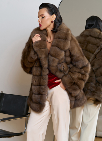 Женская шуба из куницы с английским воротником