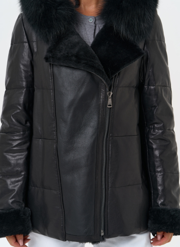 Короткий пуховик из натуральной кожи с капюшоном