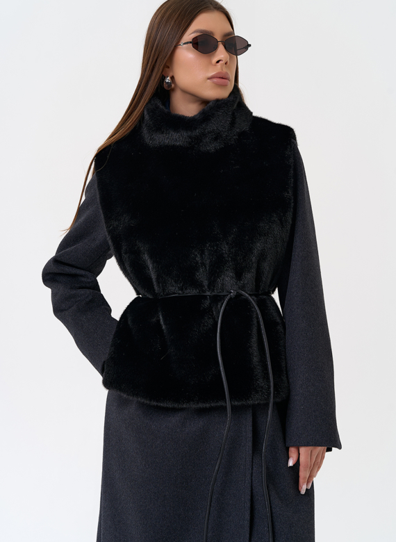 Женская манишка из эко меха в черном цвете