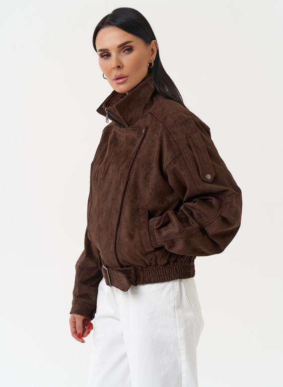 Женская куртка бомбер из эко замши коричневого цвета
