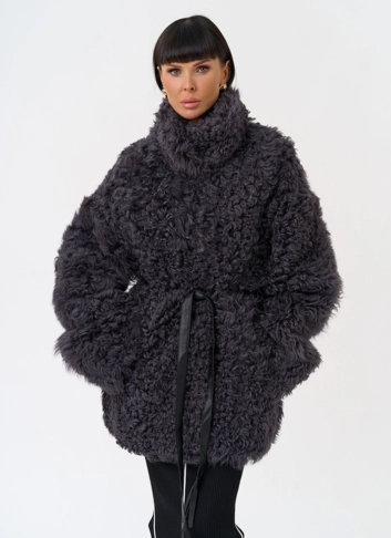 Женская двухсторонняя дубленка с декоративным поясом фото