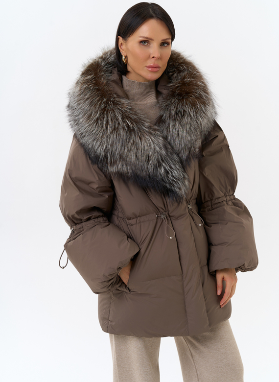 Женский пуховик с капюшоном из меха чернобурки