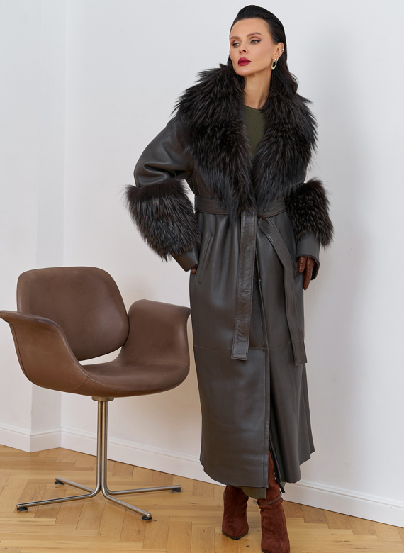 Женская натуральная дубленка с отделкой из меха лисы