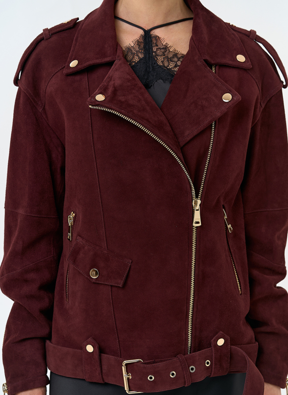 Женская куртка из натуральной замши бордового цвета