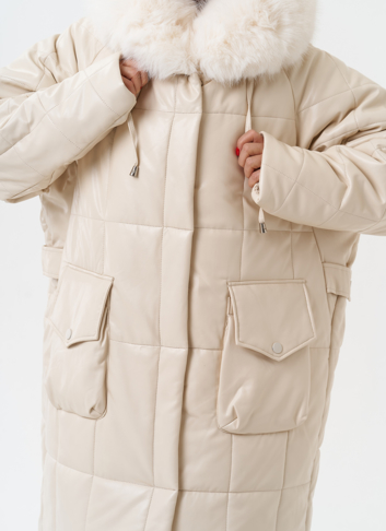 Пуховик из эко кожи с капюшоном из эко меха 