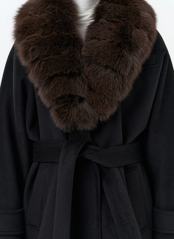 Женское утепленное пальто с отделкой из меха песца фото