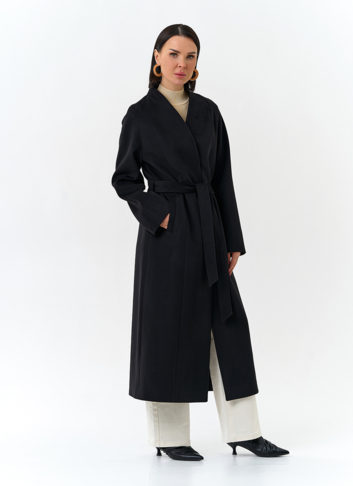 Женское пальто черного цвета с поясом
