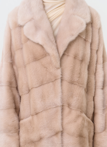 Укороченная шуба из меха норки с английским воротником