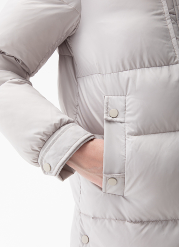 Женский пуховик с капюшоном из енота