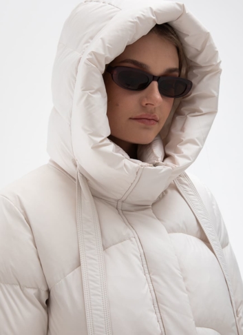 Женский пуховик белого цвета с капюшоном